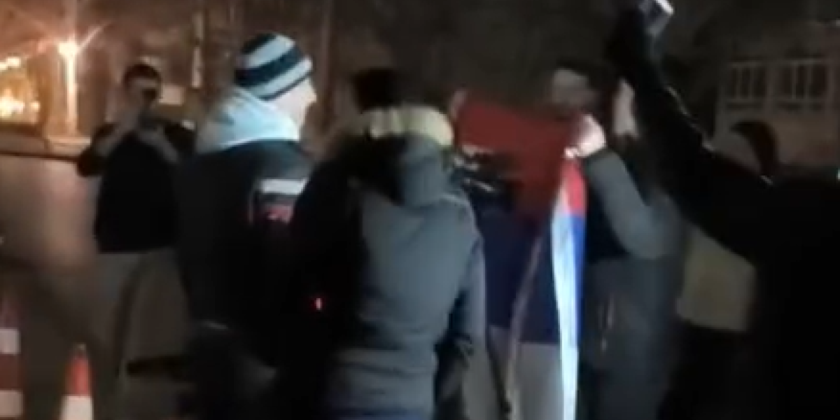 "Slomite im kameru"! Novinari među kojima je i ekipa Informera ponovo se našla na udaru ekstremnih studenata u Novom Sadu (VIDEO)