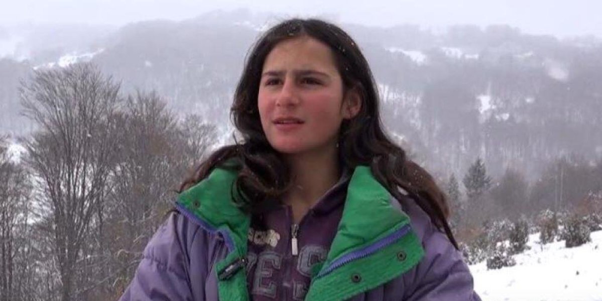 Desankin dan počinje ranom zorom i pešačenjem od nekoliko kilometara! Ona ne živi kao njeni vršnjaci