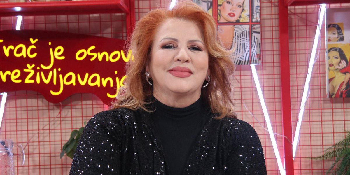 Niste sve videli kada je Ćana u pitanju - Zalegla u prikolici i peva (VIDEO)