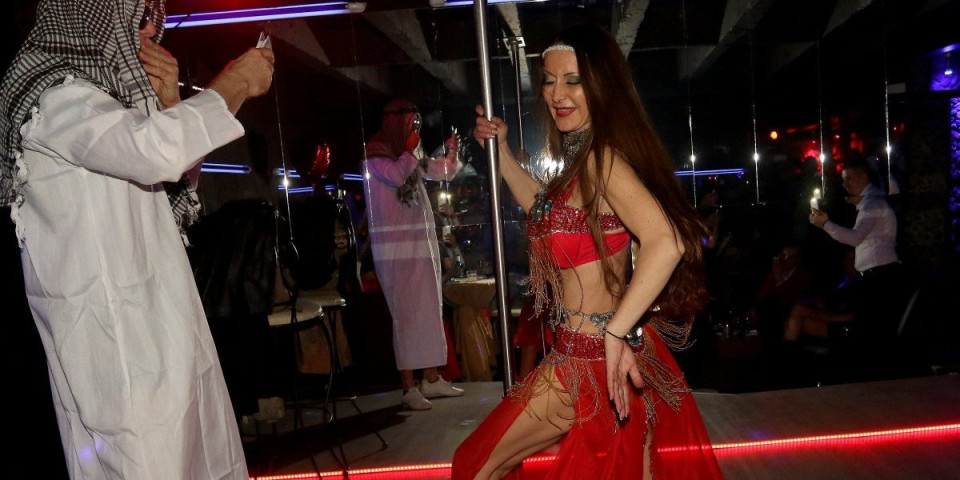 "Zarađujem više od profesora": Najpoznatija striptizeta se obezbedila skidanjem, drugari njenih sinova bili oduševljeni