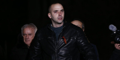 U Višem javnom tužilaštvu u Beogradu saslušan je Damnjan Knežević zbog postojanja osnova sumnje da je 22. oktobra 2025. godine izvršio krivično delo rasna i druga diskriminacija iz člana 387 Krivičnog zakonika u vezi člana 344a i člana 278 Krivičnog zakonika.