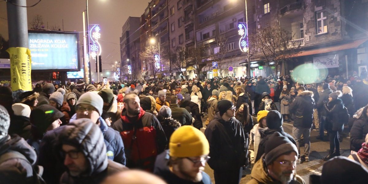 Pa ovi nisu normalni! Studentima koji blokiraju smetaju i mrtvi muzičari! (FOTO)