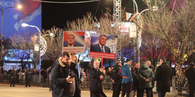 Šef Kluba poslanika SNSD-a u Narodnoj skupštini Republike Srpske Srđan Mazalica rekao je večeras da će referendumsko pitanje glasiti - "da li prihvatate odluke neizabranog stranca Kristijana Šmita i presude neustavnog Suda BiH izrečene protiv predsednika Republike Srpske, kao i odluku CIK-a o oduzimanju mandata predsedniku Srpske Miloradu Dodiku."