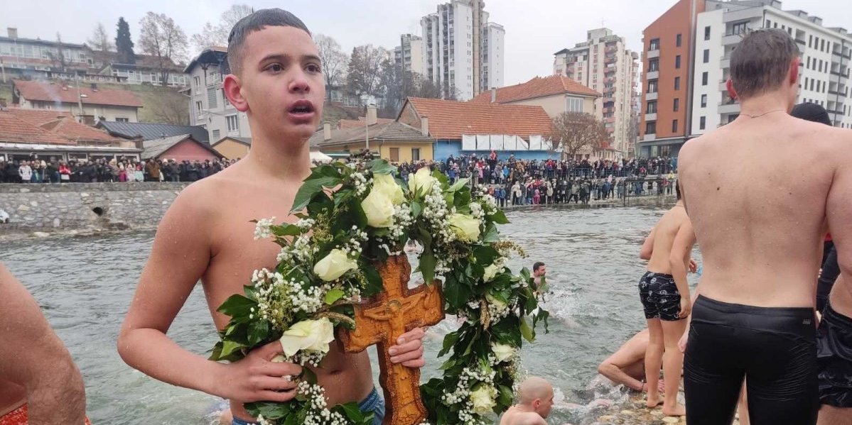 Neustrašivi! Strahinja (13) prvi doplivao do Časnog krsta u Đetinji (VIDEO)