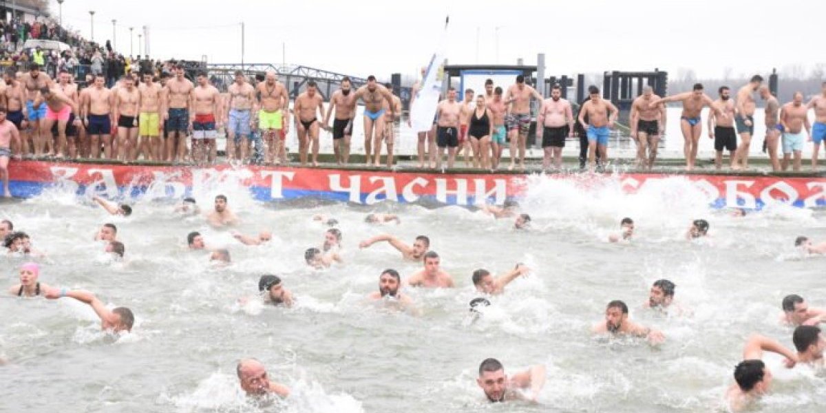 (FOTO) Buduća doktorka "potopila" muškarce! Na Bogojavljenje zaplivali i Beograđani