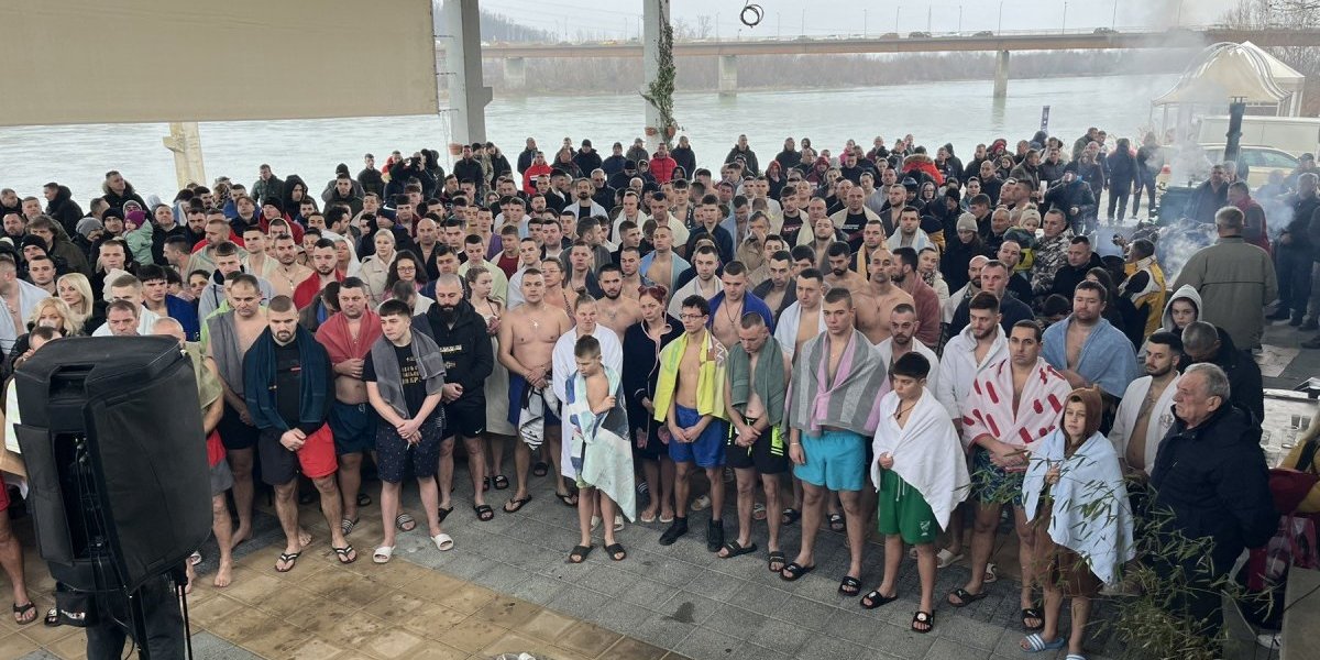 Majka i sin zajedno zaplivali u Drini! Bog se javi u Loznici!