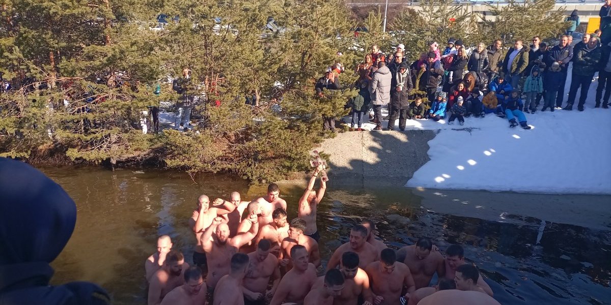 Ni manje vode ni više plivača! U srcu Zlatibora nikad lepše! (VIDEO)