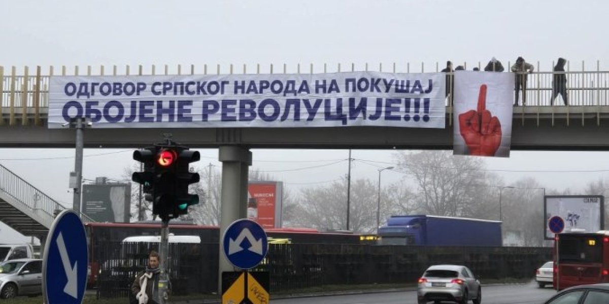 Osvanuo transparent sa odgovorom srpskog naroda na pokušaj obojene revolucije u Srbiji! (FOTO)