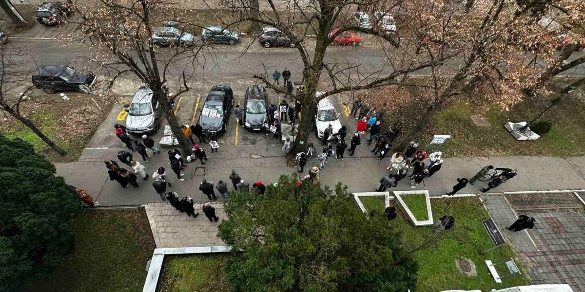 Propaganda opozicije zbog pijanca iz Kule! Protest jedva okupio 30 ljudi (FOTO)