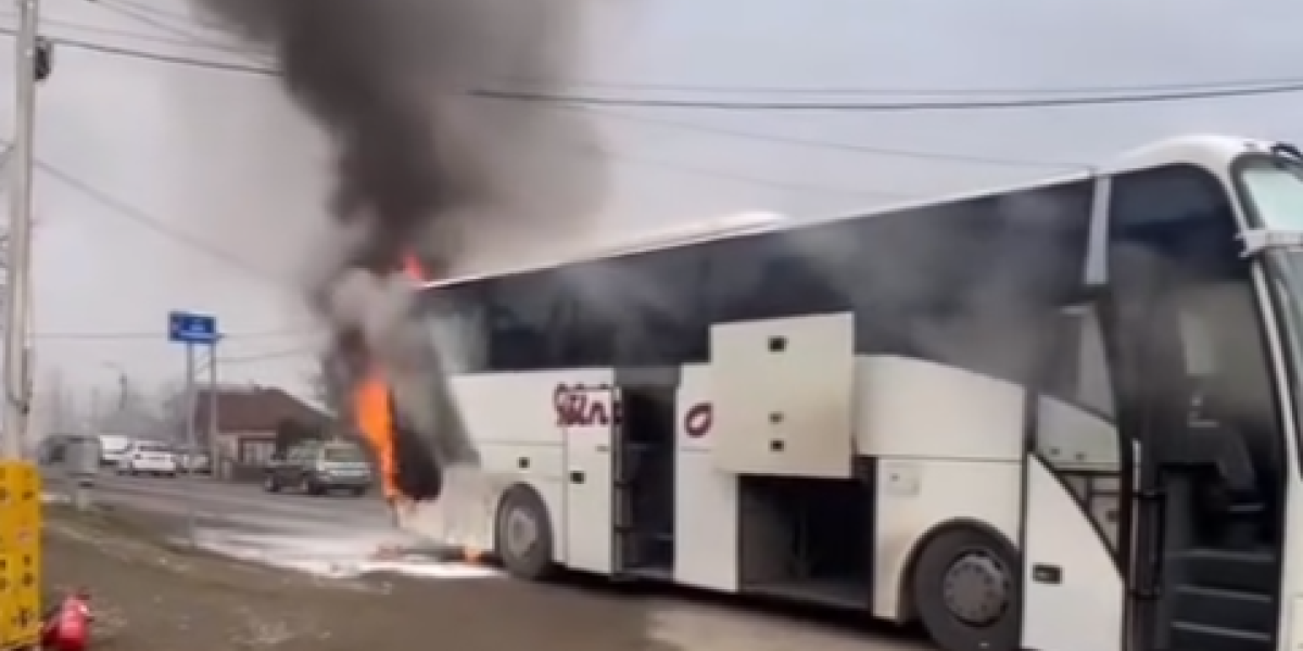 Drama kod Kraljeva! Gori autobus! (VIDEO)