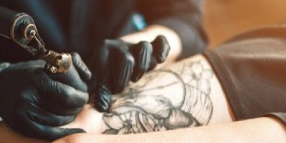 Gde vam je granica?! Nećete verovati šta je jedna devojka istetovirala na grudima (VIDEO)