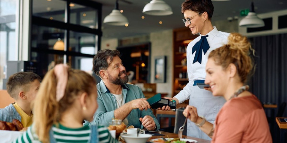 Od računa se pada u nesvest: Ovde gostima deru kožu sa leđa
