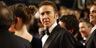 Nikolas Kejdž, zvezda filma "Con Air", ponovo sarađuje sa rediteljem Sajmonom Vestom u svom najnovijem filmu u kojem glumi dvostrukog agenta, Srbina Duška Popova, koji je poslužio kao inspiracija za lik Džejmsa Bonda, prenose danas britanski mediji.