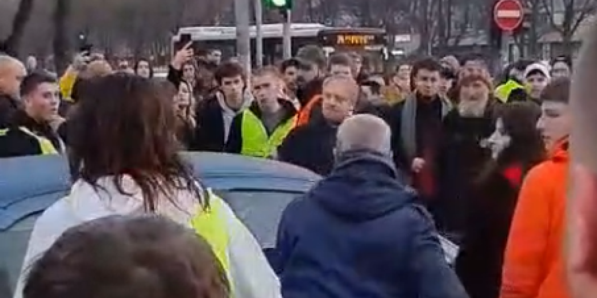 Divljaštvo na protestu: Demonstrant se zaleteo na parkirani automobil (VIDEO)