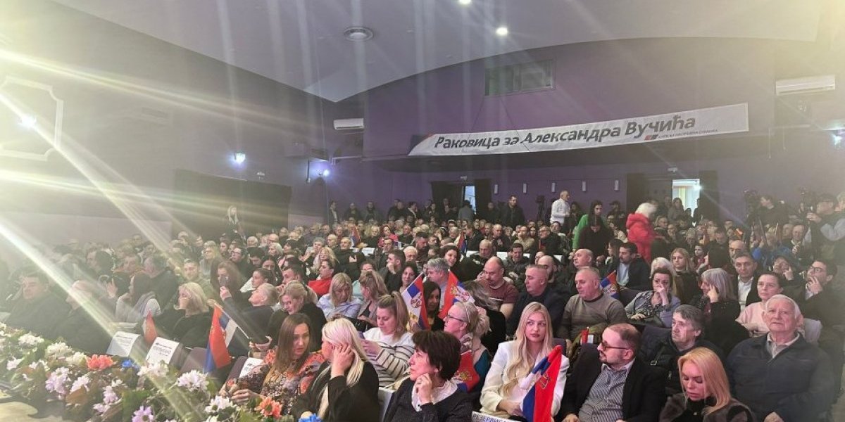 (VIDEO/FOTO) Gromoglasan aplauz u Rakovici! Na skupu govore Ana Brnabić i Siniša Mali: Nema predaje, Srbija će pobediti!