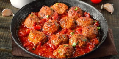 Ćufte napravljene od tunjevine, povrća i začina odlično se slažu sa bogatim, mirisnim paradajz sosom, pa je ovo jelo odličan izbor i za ručak i za večeru.