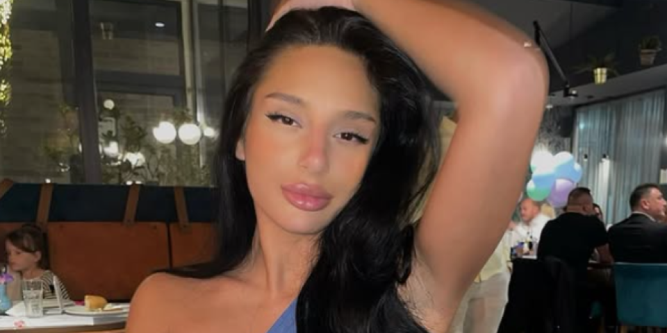 Nina Đogani u skandaloznom izdanju pozirala ispred hrama, pa je napali: "Muslimanka nam skrnavi svetinju"