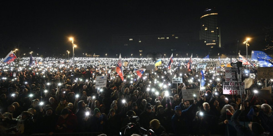 "Je*eš Rusiju!" Ovo je dokaz da je u Srbiji u toku obojena revolucija: NATO lobisti iz Gruzije podržali proteste u našoj zemlji! (FOTO)