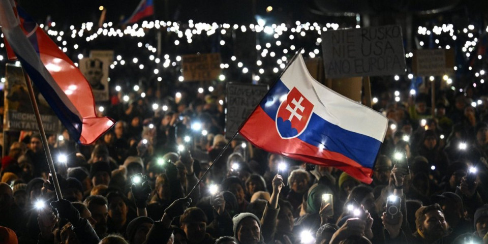 Slovački parlament udario na Zapadni narativ! Sankcije Rusiji nam pucaju u noge, gubimo svoje firme!