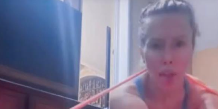 Kebina ćerka pokazala koliko je gipka! Uradila špagu i grudi servirala kao na tacni (FOTO)