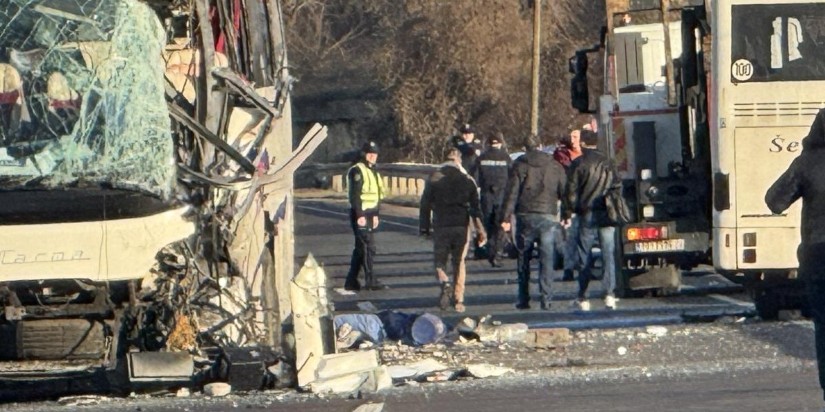 Poznato kako je došlo do jezivog sudara! Autobus preticao kolonu i izazvao tragediju!? (FOTO)