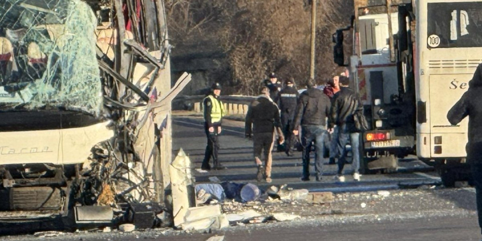 Poznato kako je došlo do jezivog sudara! Autobus preticao kolonu i izazvao tragediju!? (FOTO/VIDEO)