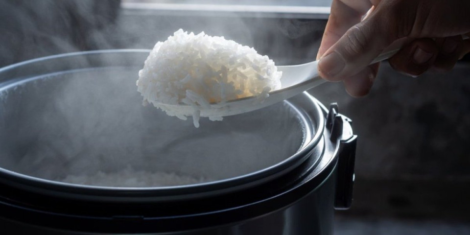 Pirinač kao iz restorana: Mekan, bez grudvica i lepljenja za šerpu - trik koji sve menja