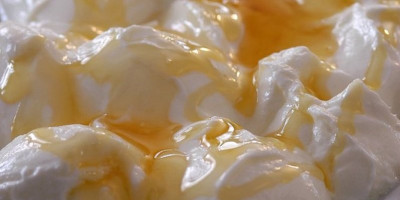 Jedan miris vanile dovoljan je da nas vrati u kuhinju naših baka, gde su šnenokle krčkale na tihoj vatri i pretvarale mleko, jaja i šećer u čistu magiju.