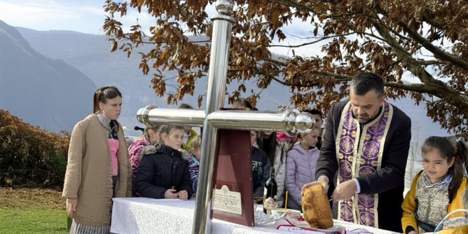 Ovako se slavi slava! U rodnom mestu Svetog Save kolač je, po tradiciji, presečen na ovom mestu