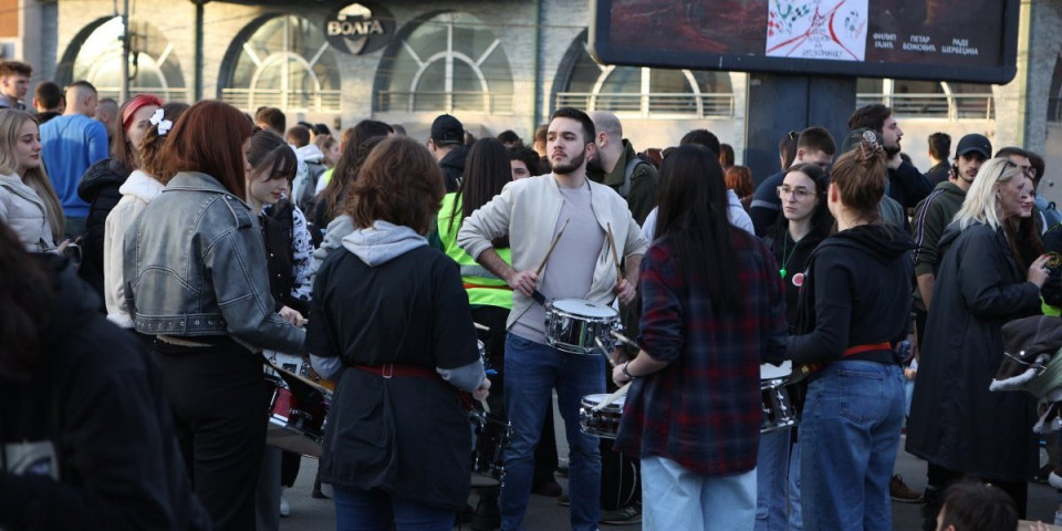 Jedni bi da prekinu blokada, drugi maltretiraju upravu i studente! Bukti rat na Singidunumu