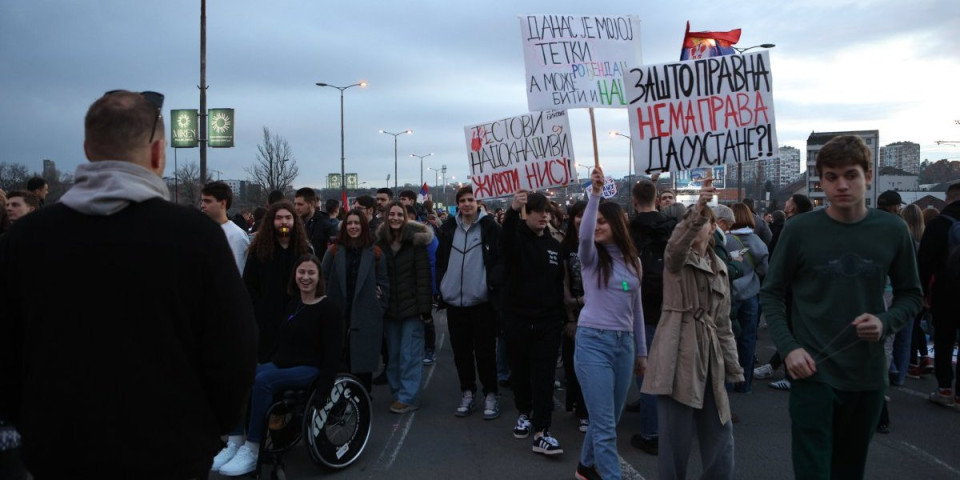 (VIDEO) Profesor jasno ukazao: Blokaderi se bore za Ustav, a krše ga! Bore se za demokratiju, a zaobilaze njene procedure!