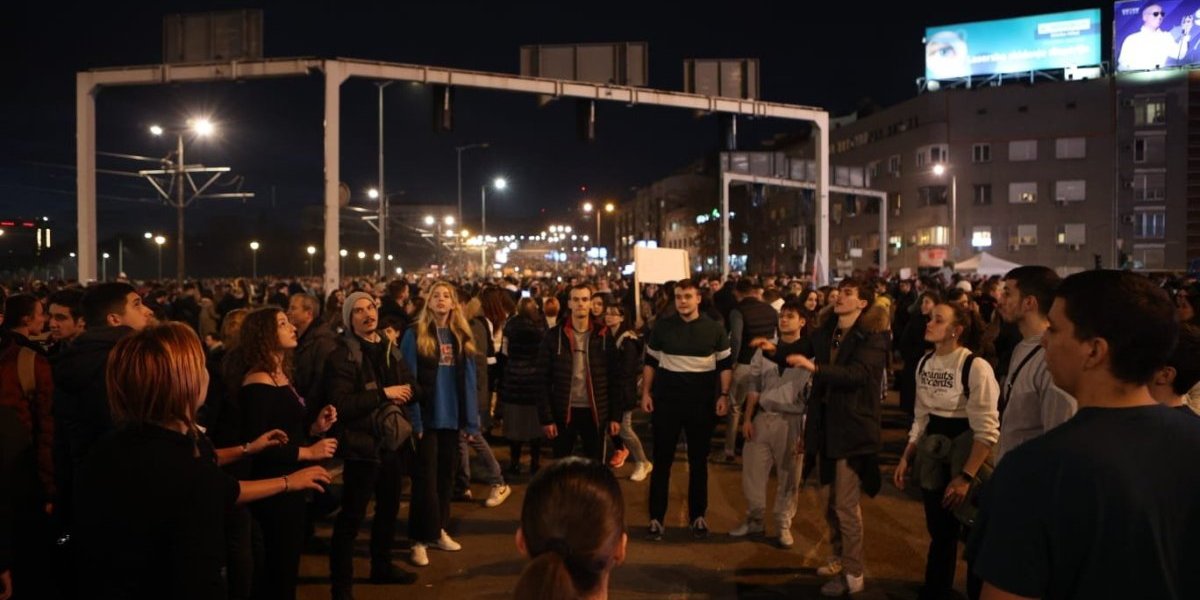 Reči su suvišne! Ovako se na opozicionim protestima odaje počast stradalima u Novom Sadu (VIDEO)