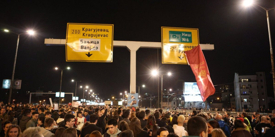 Počeo rat među organizatorima protesta! Osobe koje do juče nisu ni glasale protiv režima, sada se guraju da na fakultetima sklone studente! (FOTO)