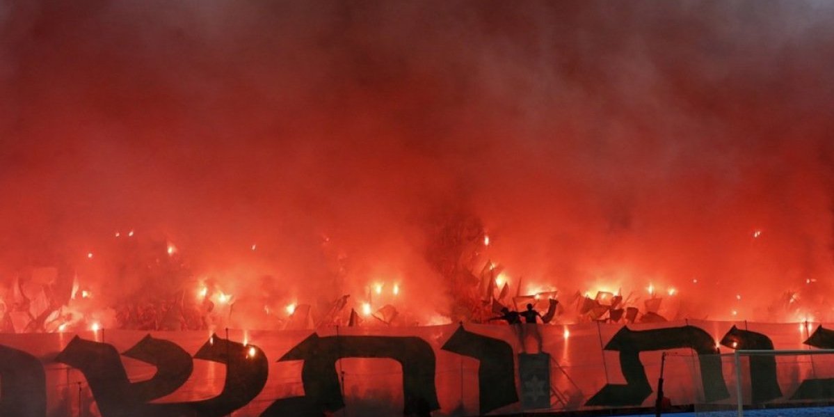 Opšti haos u Izraelu, prekinut derbi! Baklje letele po terenu, pogođen i golman! (FOTO/VIDEO)