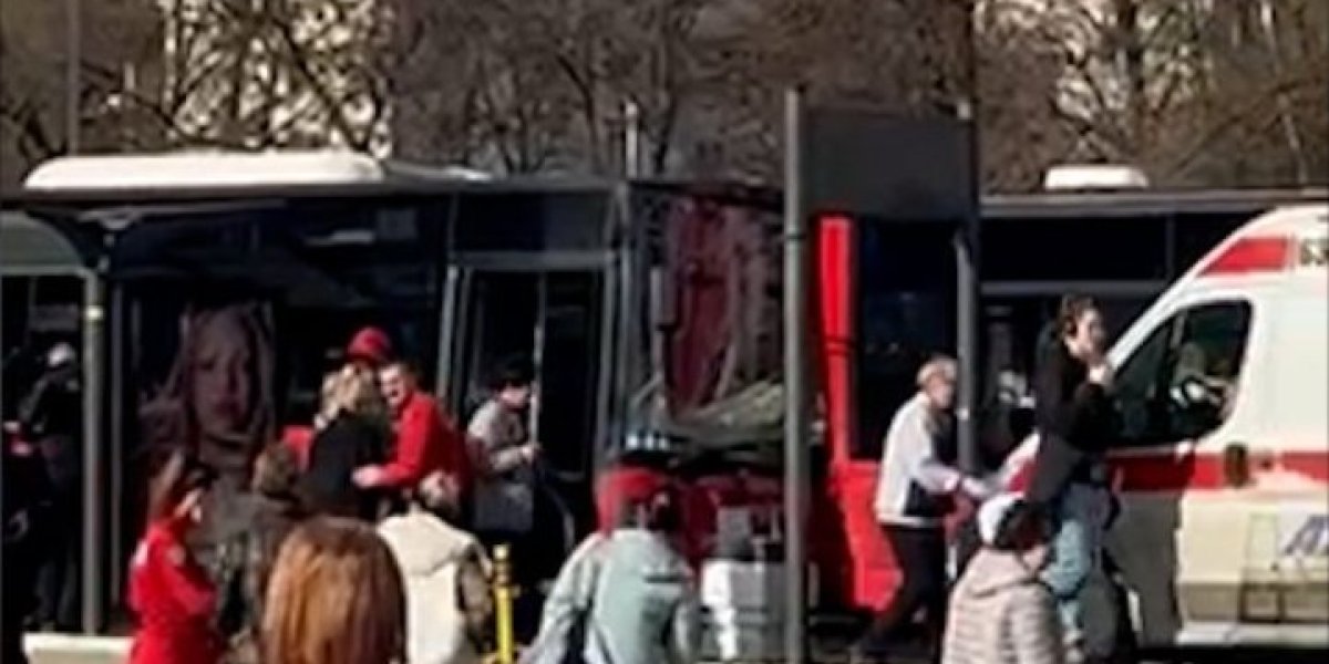 Troje teško povređeno, četvoro dece završilo u bolnici: Neki su imali ludu sreću, u sudara autobusa na Novom Beogradu