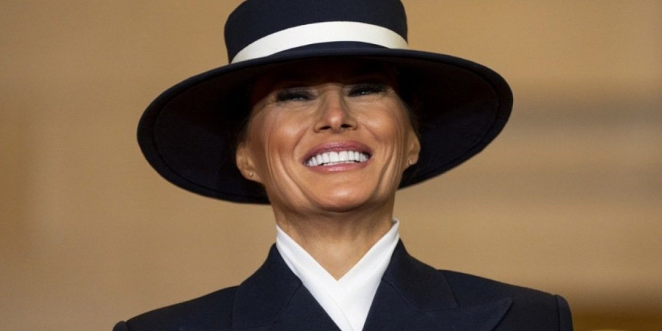 Objavljen zvanični portret Melanije Tramp! Razlika od onog iz 2017. godine je drastična! (FOTO)