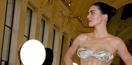 Ovako će izgledati haljine naše budućnosti? Kendal prošetala u korsetu preko pola tela, prava fantazija (VIDEO)