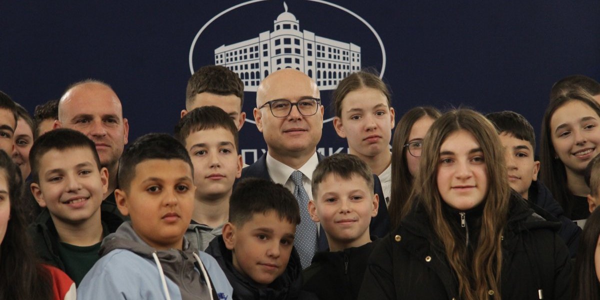 Vučević sa decom sa KiM: Dokle god Srbi ostaju i opstaju na Kosovu, ono je naše!