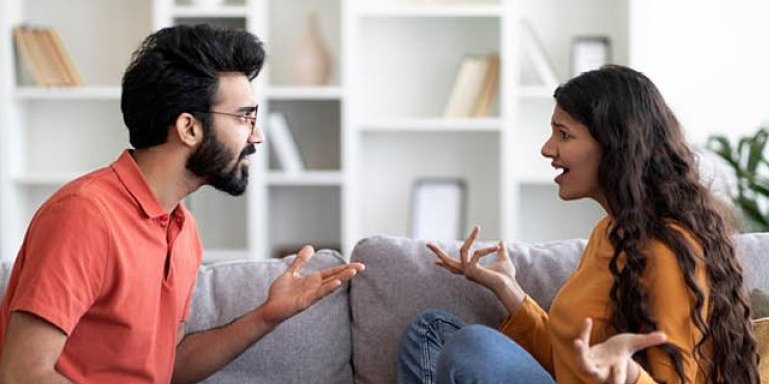 Ko sedi napred u kolima, žena ili majka? Mišljenje stručnjaka razbesnelo internet