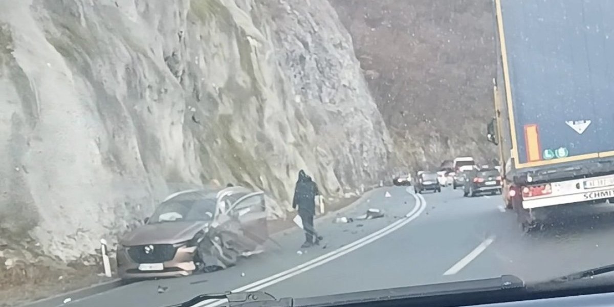 Sudarila se dva vozila, jedno potpuno smrskano: Policija na licu mesta (FOTO/VIDEO)