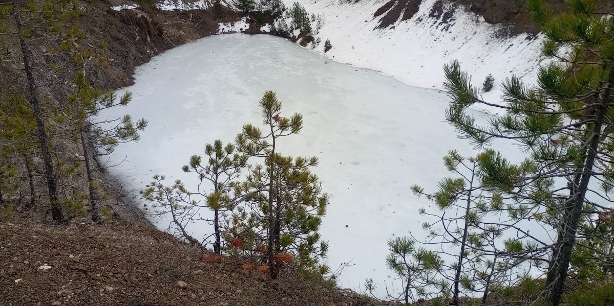 Mraz ga stegao, i ne pušta! Na ovom jezeru može i kolo da se igra!