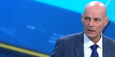 Miloš Pavlović, dekan Fakulteta dramskih umetnosti (FDU), koji sebe od početka blokada predstavlja za nekakvog pravdoljubivog mučenika, pa je tako grcao i jecao u programu uživo zbog hapšenja studenata huligana, sada podučava svoje mlade sledbenike kako da prevare državu.