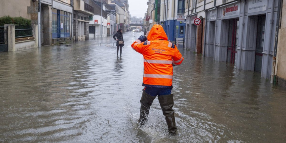 Upaljen narandžasti meteoalarm: Nevreme izazvalo poplave i klizišta - naređena hitna evakuacija (FOTO/VIDEO)