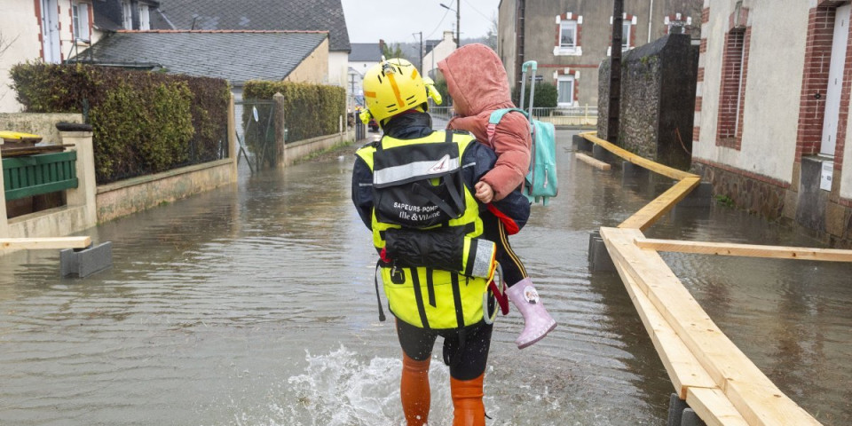 Na snazi upozorenje najvišeg stepena! Oluja "Goreti" stiže sa 160 km/h – Sve staje, obala se sprema za udar kakav se ne pamti