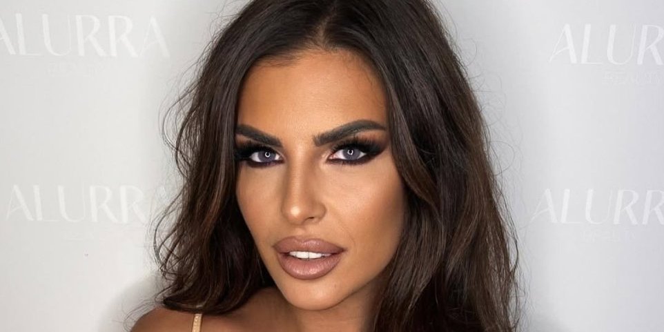 Živa vatra u bikiniju, od oblina peku oči: Ona je zavela pola estrade (FOTO)