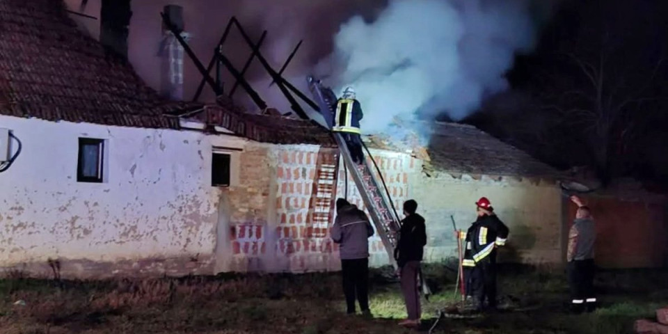 Porodici potpuno izgorela kuća! Žestok požar kod Zrenjanina! (FOTO)