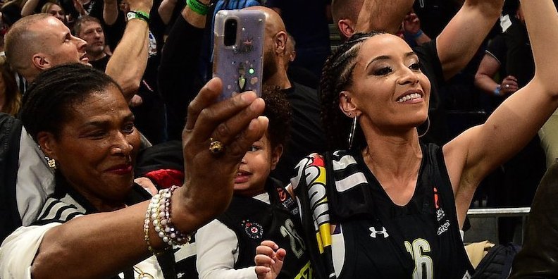 "Grobari" u transu! Lesorova supruga mutila pred večiti derbi! (FOTO)