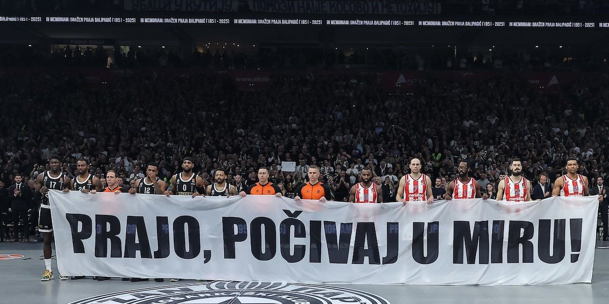 Emotivan momenat u Areni! Poruka košarkaša Partizana i Zvezde za legendarnog Praju! (FOTO)