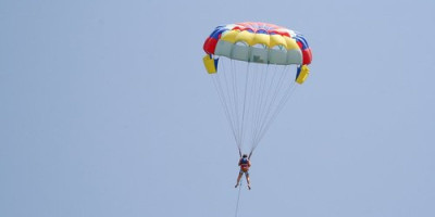Danas u poslepodnevnim časovima muškarac M.T. (51) zadobio je teške telesne povrede na sportskom aerodromu Lisičji Jarak u Padinskoj skeli, nakon što je loše doskočio prilikom skoka padobranom.