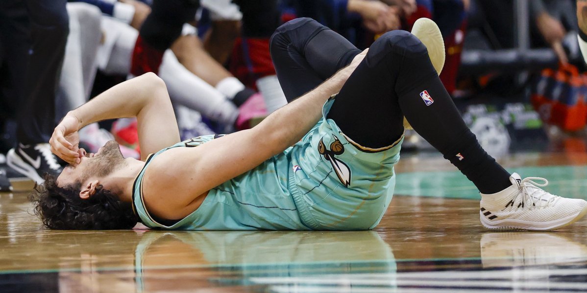 Jokić bio u šoku! Užasna scena, Micić se povredio, Nikola mu odmah pritrčao u pomoć (VIDEO)